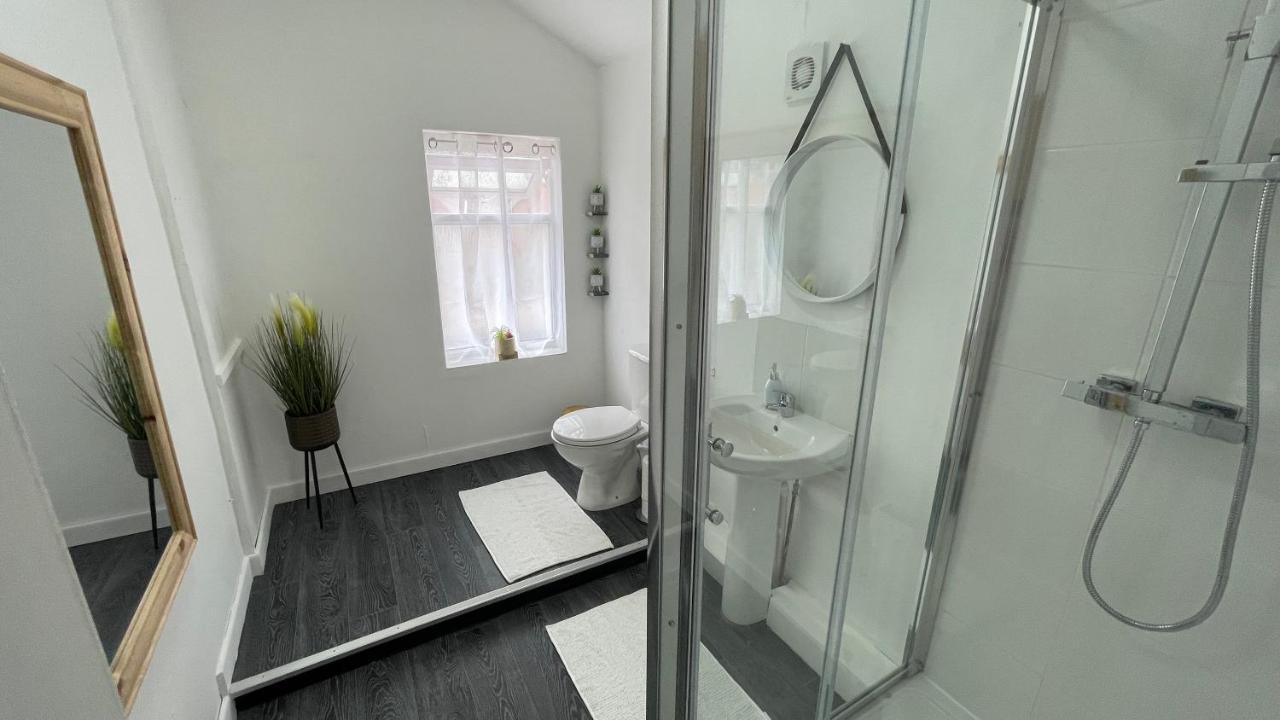 Spacious 6 Bed Home Near City & Albion Stadium Perfect For Contractors! Бирмингам Екстериор снимка