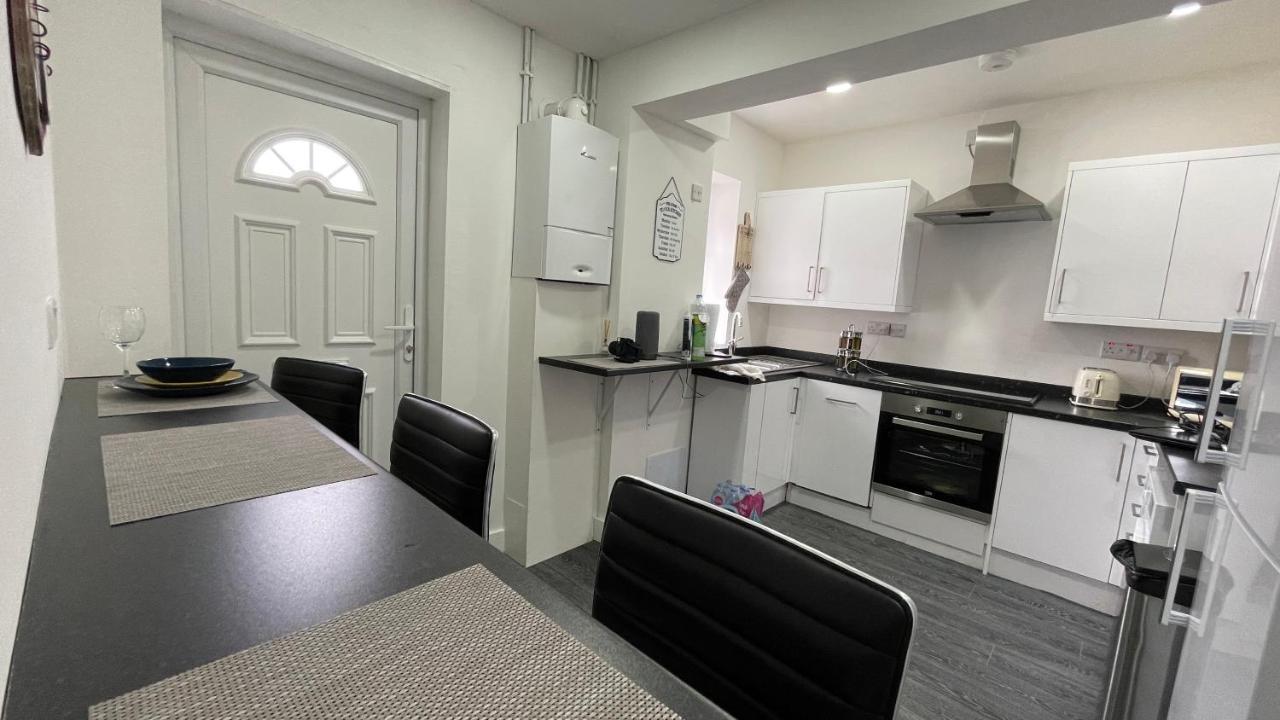 Spacious 6 Bed Home Near City & Albion Stadium Perfect For Contractors! Бирмингам Екстериор снимка